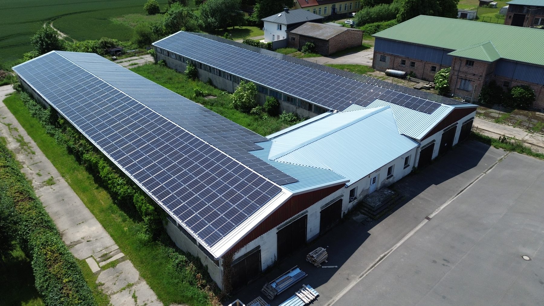 Realisierte Photovoltaik-Anlage von Projecta Solar aus der Luft — Gewerbedach mit lückenlosen Modulreihen